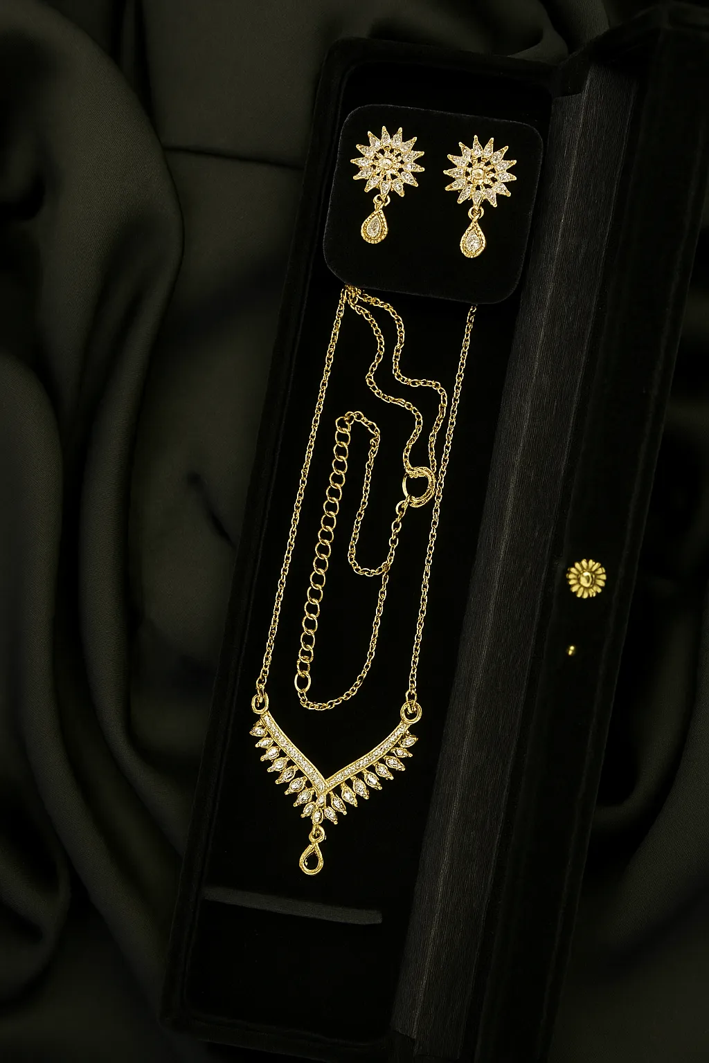 Zarmina Glow Set - Golden V-Cut Pendant Set